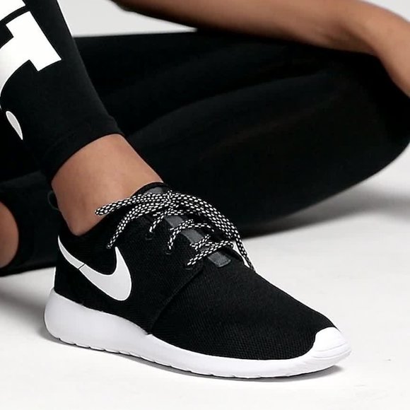 nike womens roshe one black